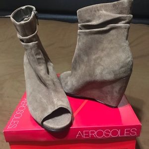 Aerosoles...never worn...9.5M